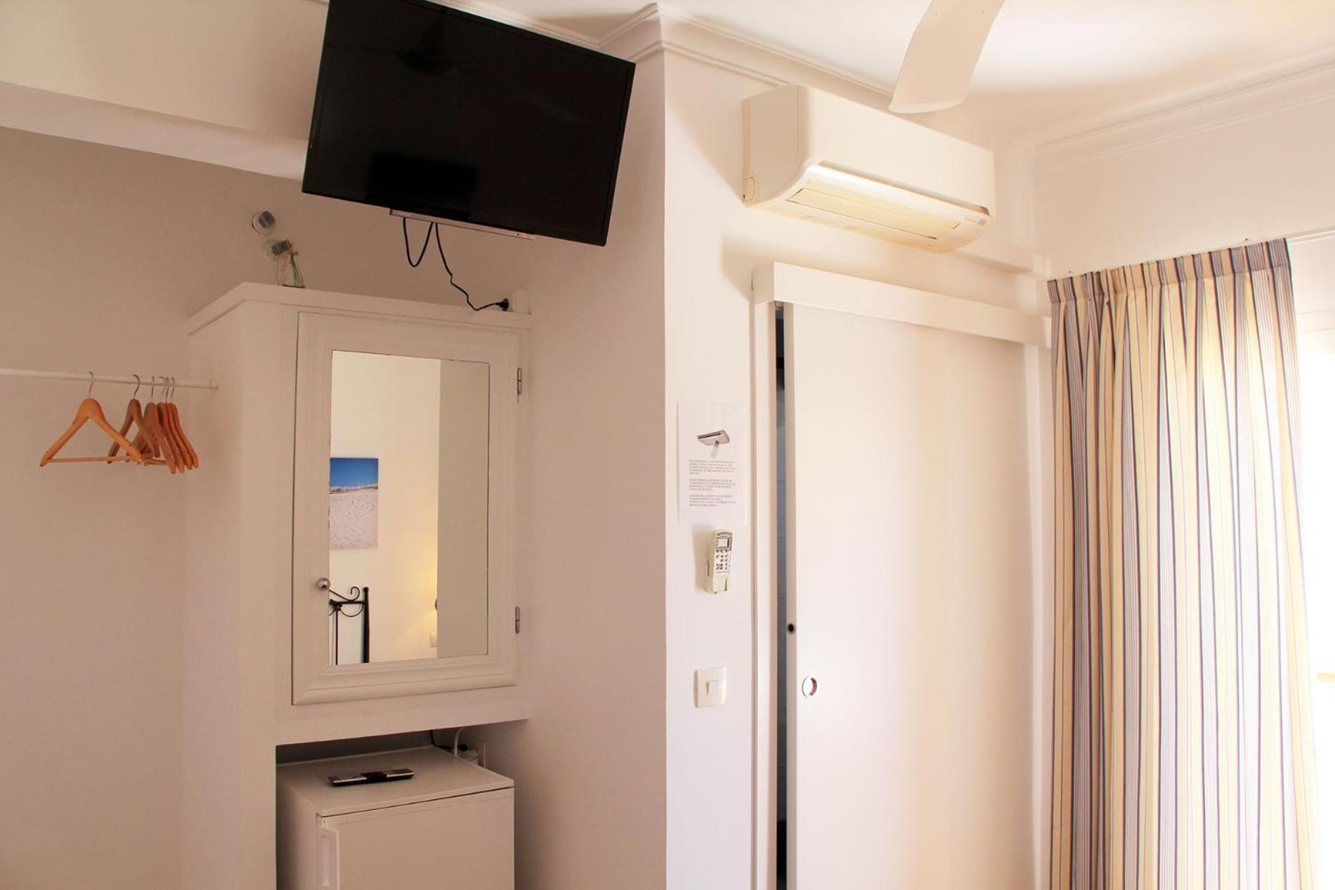 Hostal Alemania Es Pujols Ngoại thất bức ảnh